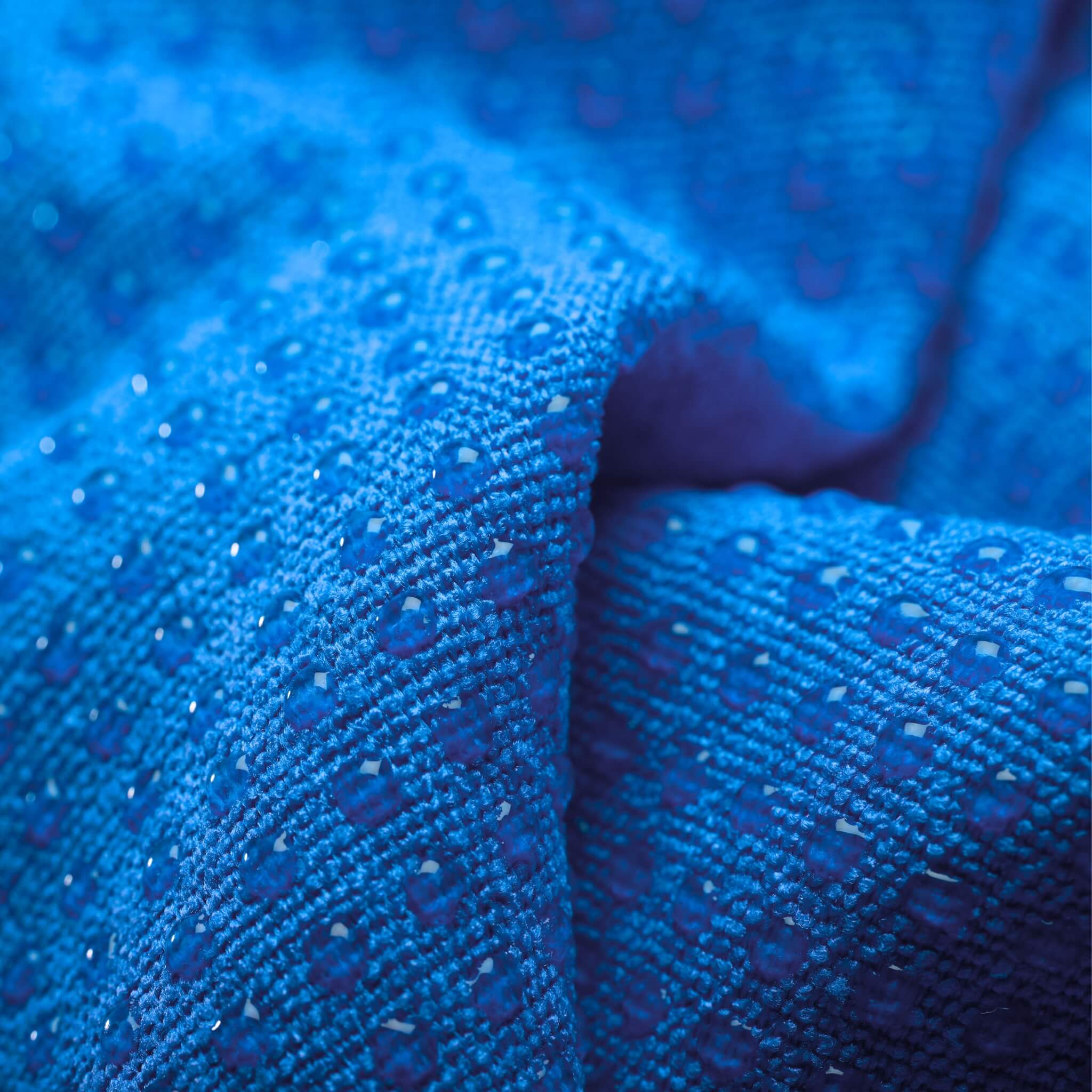 deuser-yoga-tuch-mit-noppen-blau-rutschfest-f-r-matte image 2